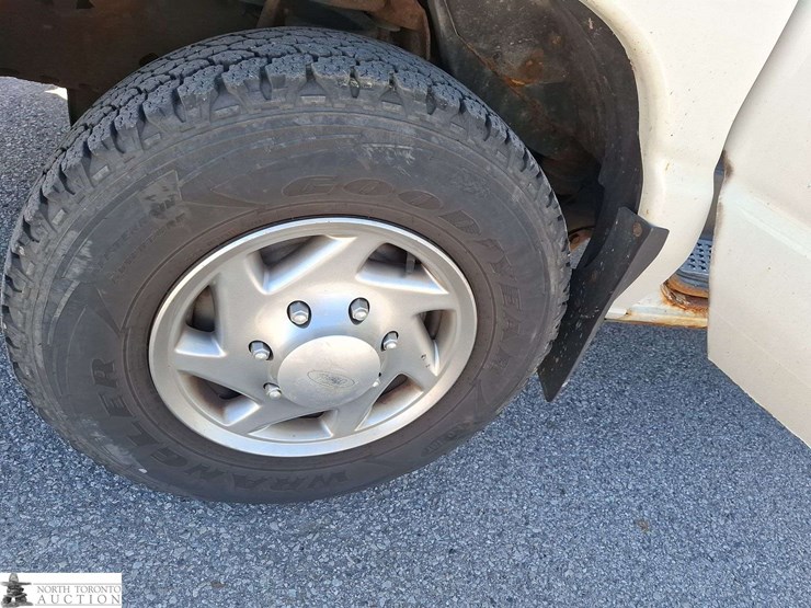 2010-ford-cargo-image-23