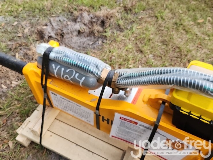 caterpillar-416-image-12