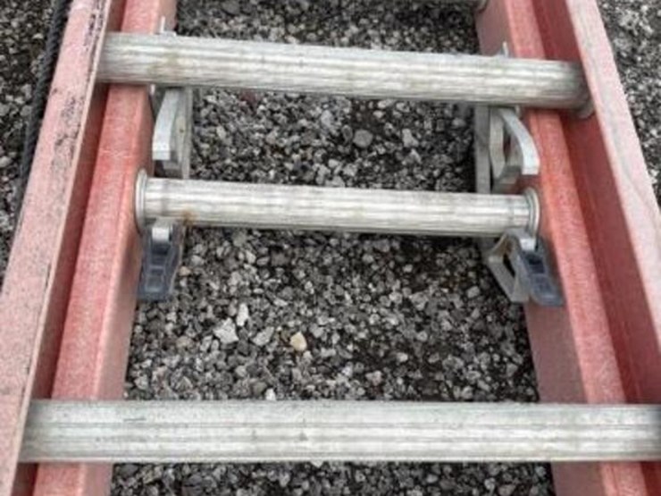 32ft-fiberglass-extention-ladder-image-2