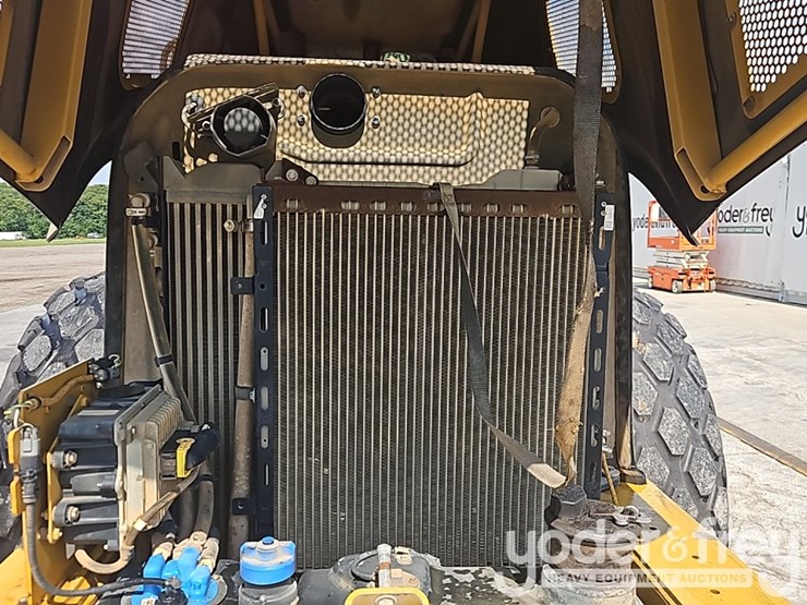 2018-caterpillar-cs54b-image-19