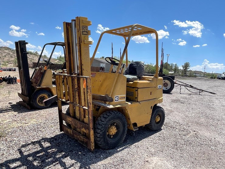 #2001-•-v30b-forklift-image-1