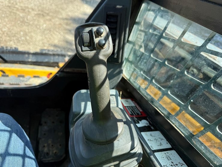 2013-deere-333e-image-21
