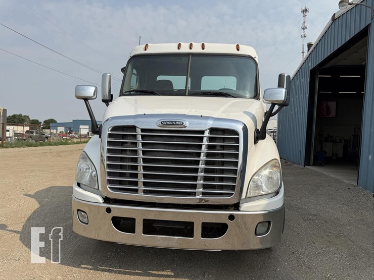 2013-freightliner-cascadia-113-image-9
