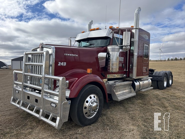 2025-kenworth-w900-image-1