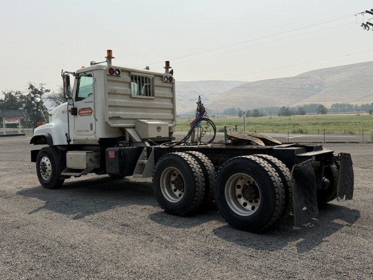 2004-international-5500i-t/a-truck-tractor-image-3