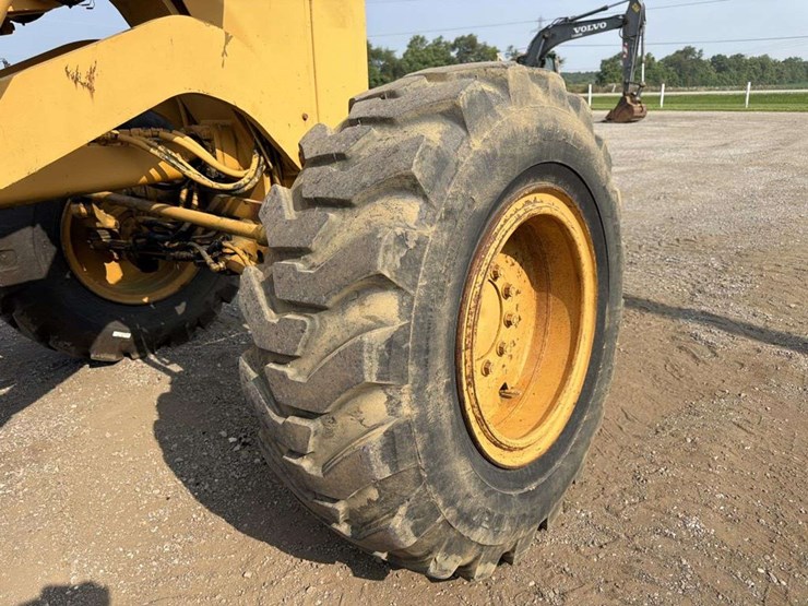 komatsu-grader-gd615a-image-14
