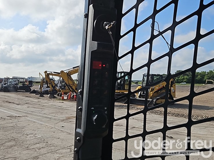 2025-caterpillar-255-image-29