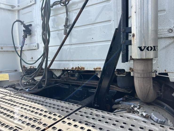 2012-volvo-vnl64t670-image-54