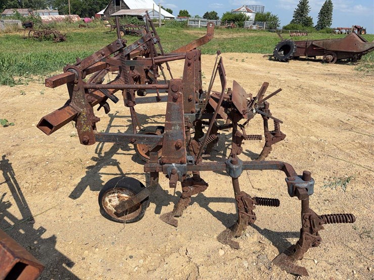 international-harvester-461-fast-hitch-cultivator-image-14
