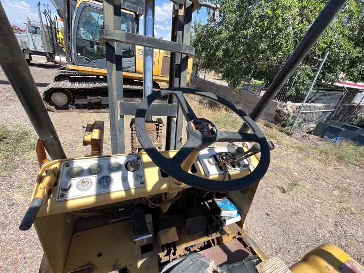 #2002-•-v30b-forklift-image-28