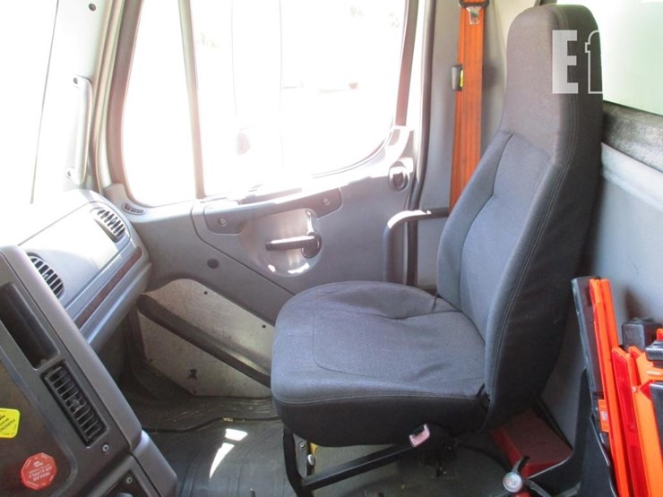 2013-freightliner-business-class-m2-112-image-8