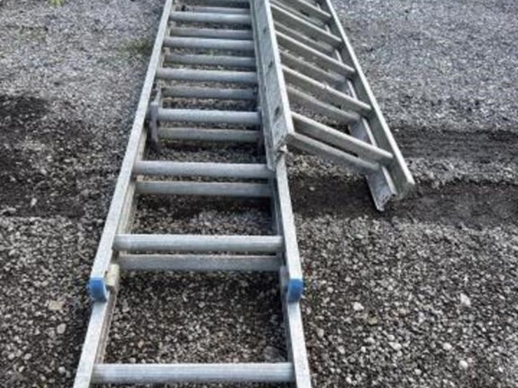 2-aluminum-extension-ladders-image-5