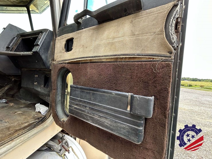 1987-peterbilt-379-image-69