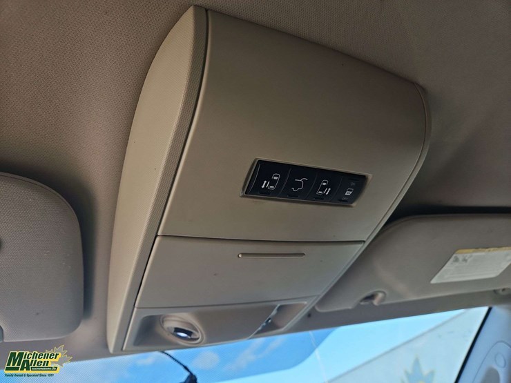 2014-chrysler-town-&-country-image-17