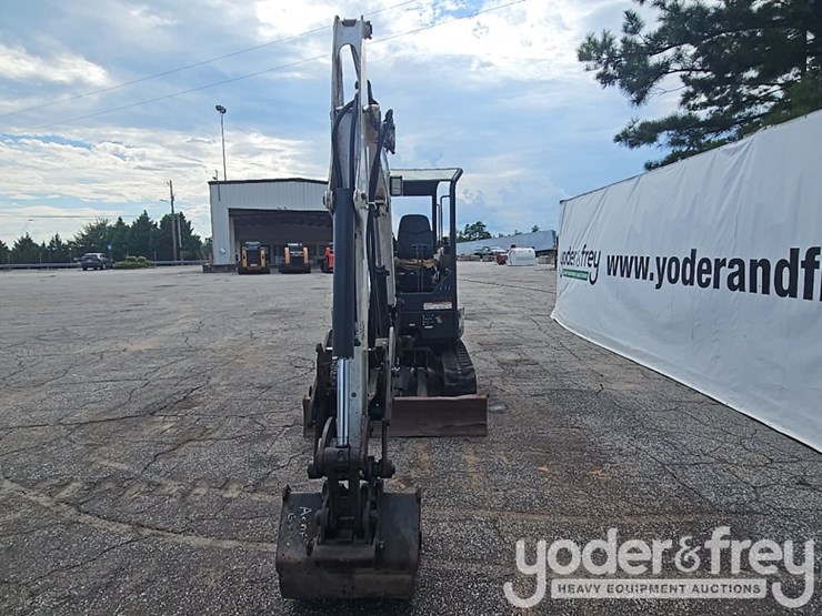 2016-bobcat-e32-image-8