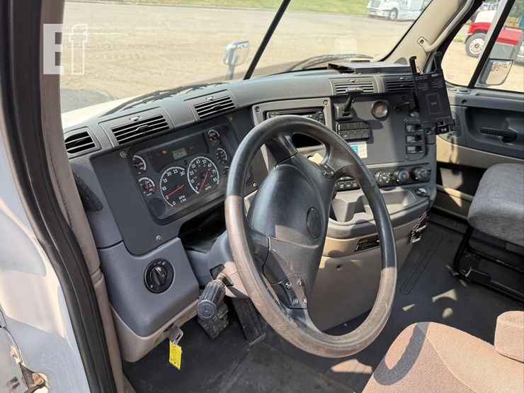 2013-freightliner-cascadia-113-image-37