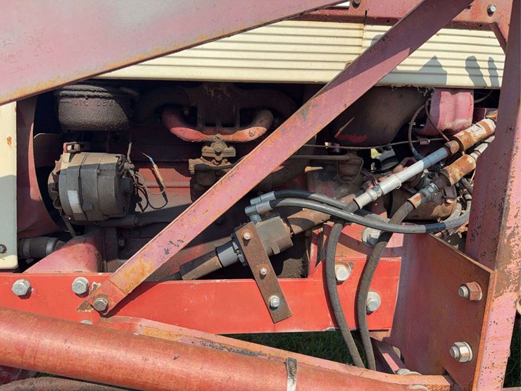 farmall-340-gas-with-loader-image-57