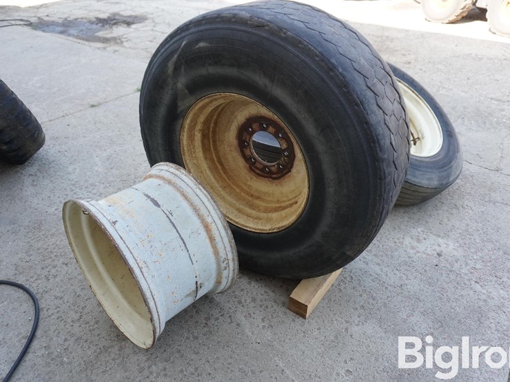 445/65r22.5-tire-and-rims-image-1
