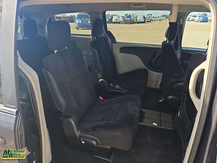 2014-chrysler-town-&-country-image-20