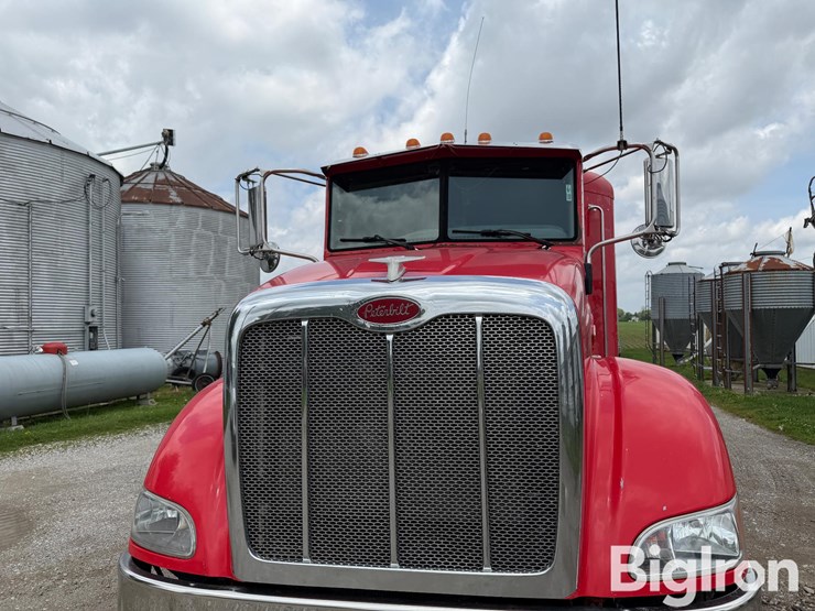 2010-peterbilt-384-image-16