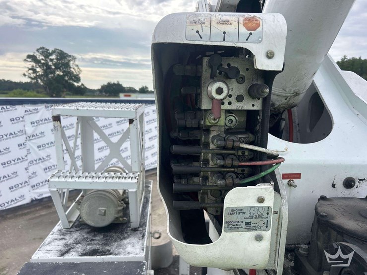 2016-freightliner-m2-106-image-39