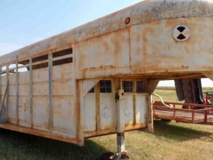20'x6'-gooseneck-stock-trailer,-covered-image-3