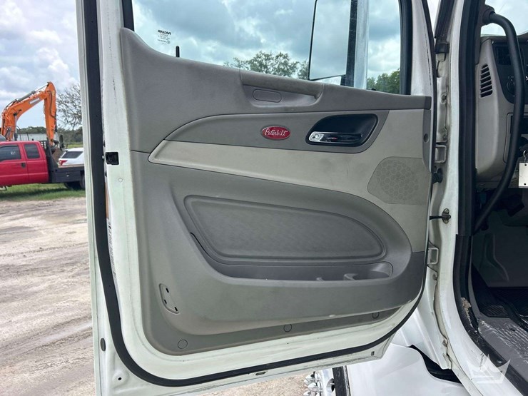 2019-peterbilt-579-image-14