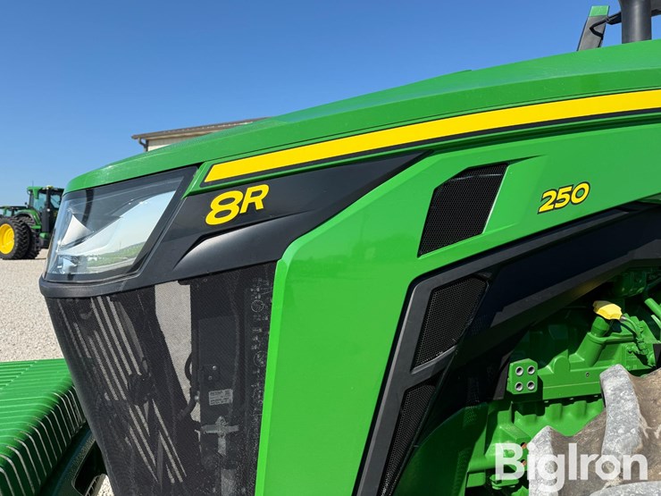 2025-john-deere-8r-250-image-10
