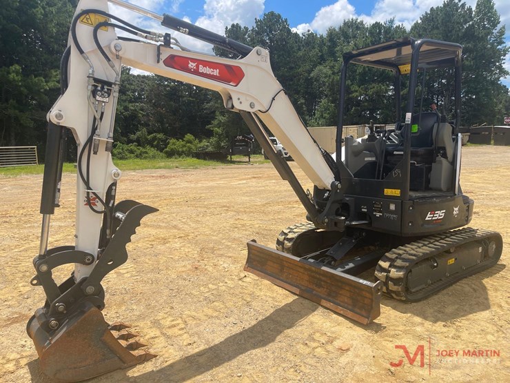 2025-bobcat-e35-r2-series-mini-excavator-image-3