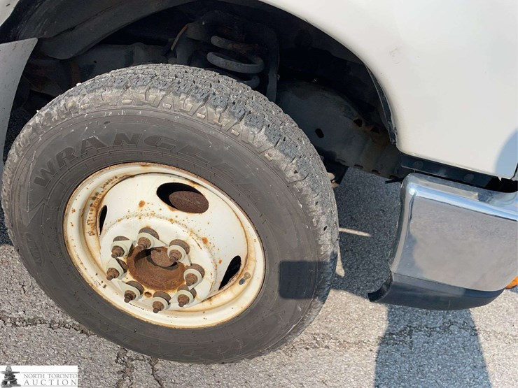 2014-ford-cargo-image-25
