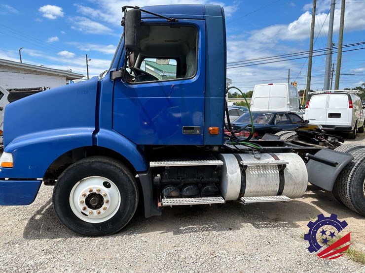 2006-volvo-truck-vnm42t-s/a-day-cab-truck-tractor-image-2