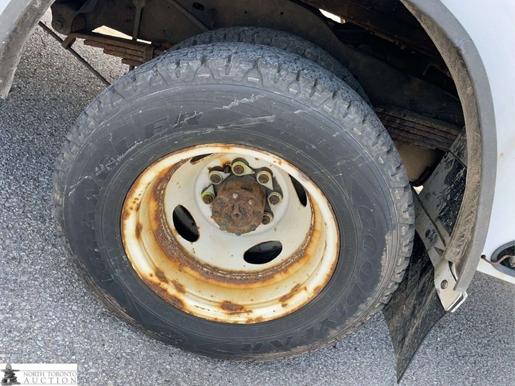 2014-ford-cargo-image-27