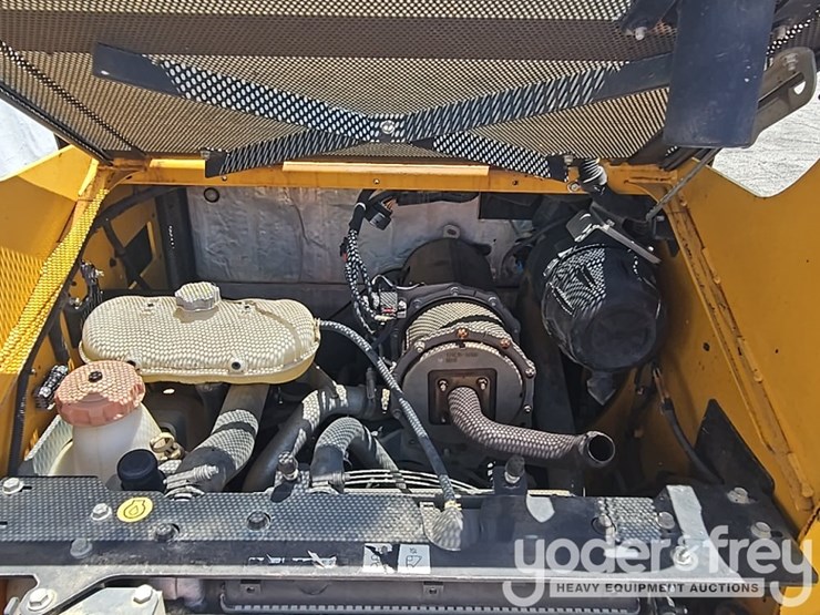 2019-deere-317g-image-23