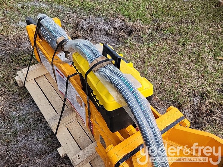 caterpillar-416-image-9