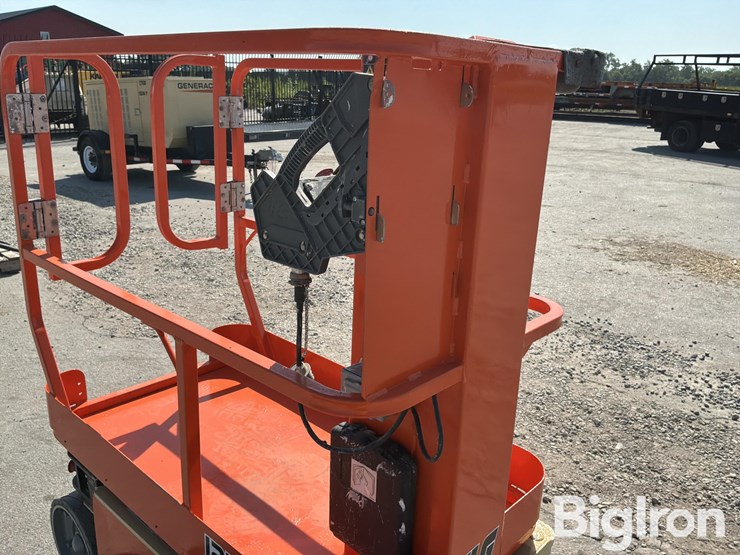 2017-jlg-1230es-image-16