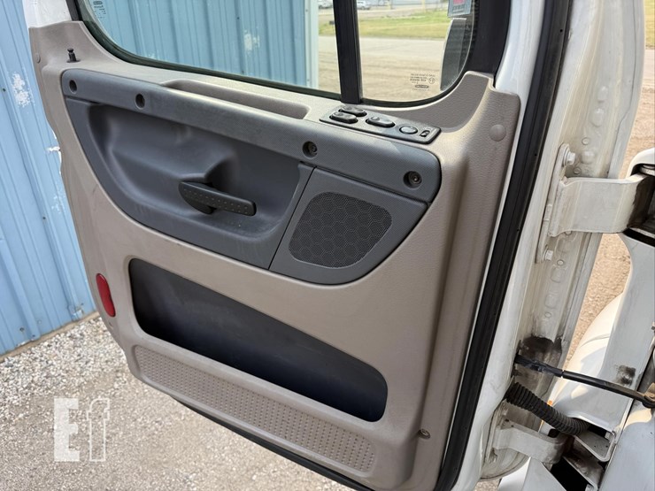2013-freightliner-cascadia-113-image-44