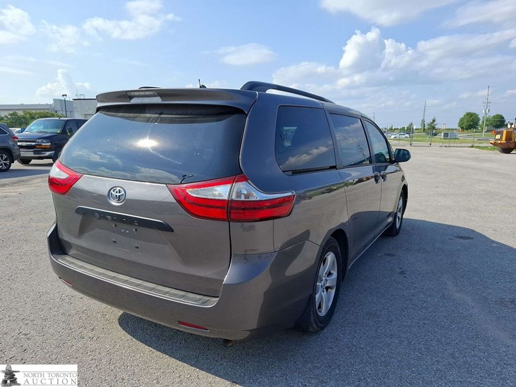 2016-toyota-sienna-image-5