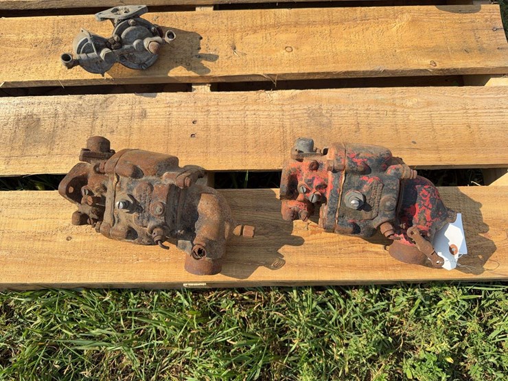 (2)-carburetors-and-fuel-pump-image-4