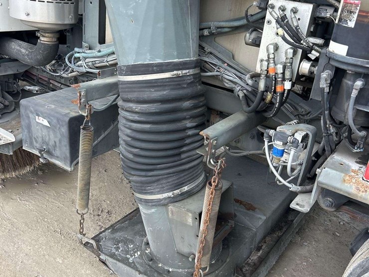 2019-freightliner-m2-106-image-24