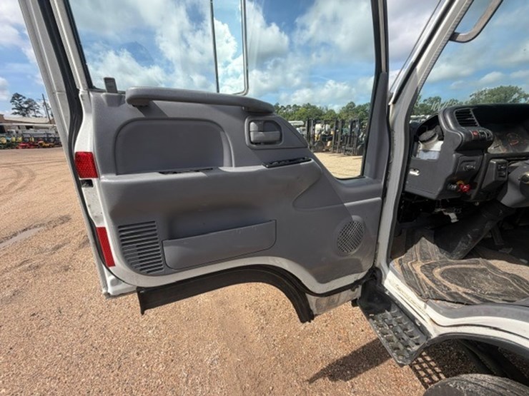 2007-isuzu-npr-image-44