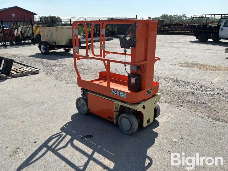 2017-jlg-1230es-image-3