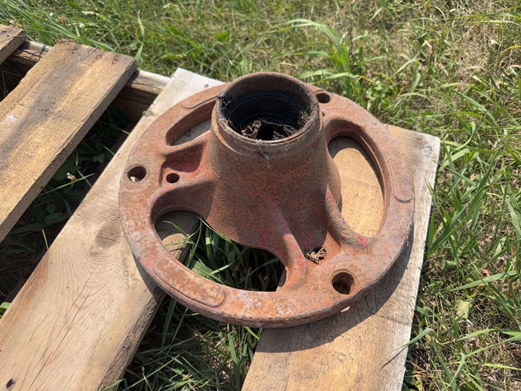 (2)-farmall-front-pedestals-and-(2)-hubs-image-3
