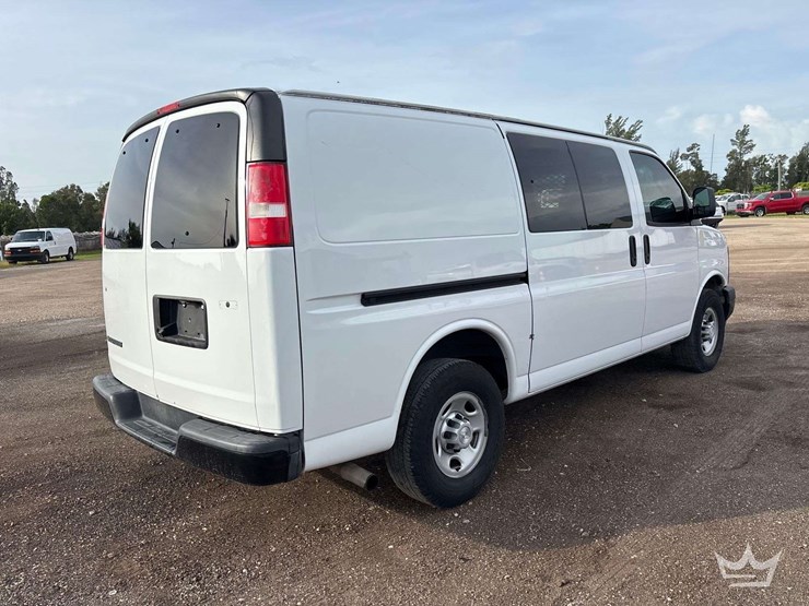2017-chevrolet-express-2500-image-3