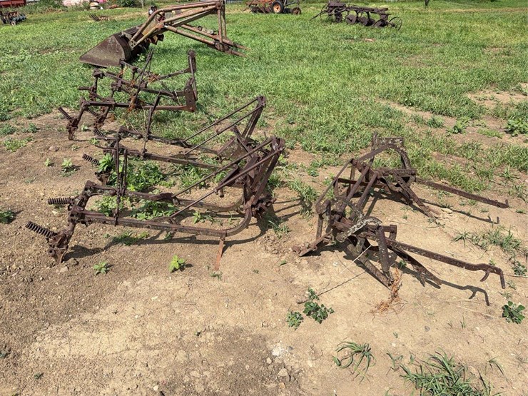 international-harvester-four-row-mounted-cultivator-image-1