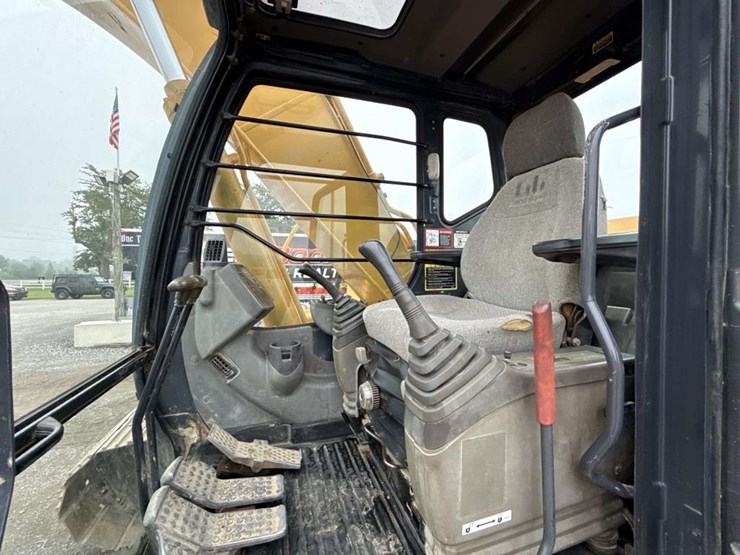 deere-200c-lc-image-21