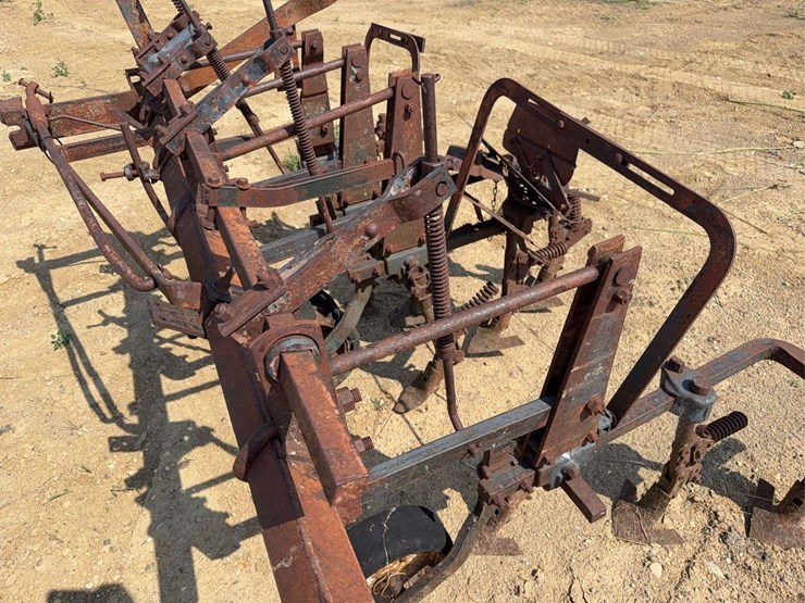 international-harvester-461-fast-hitch-cultivator-image-16