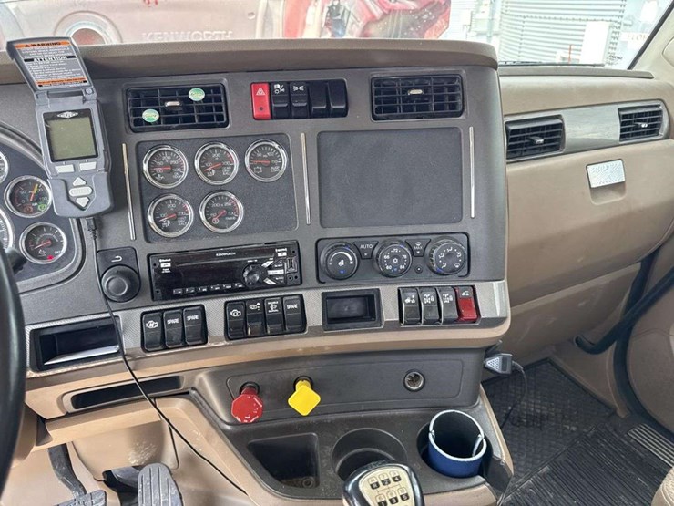 2014-kenworth-t680-image-24