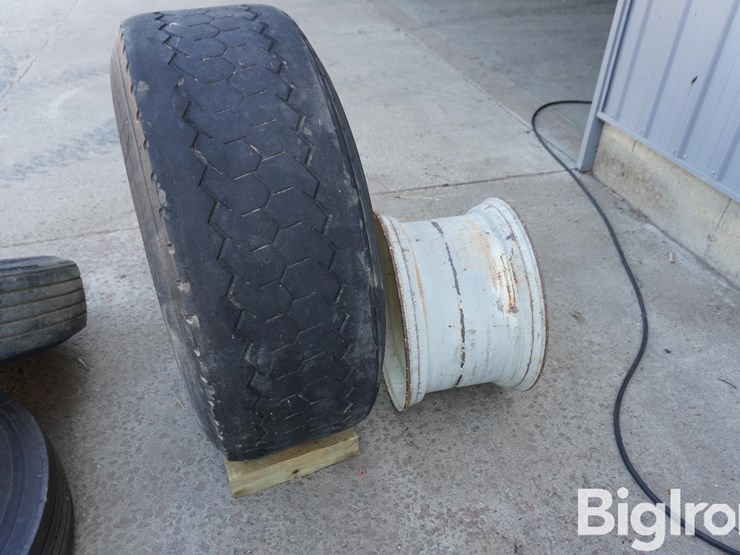 445/65r22.5-tire-and-rims-image-4