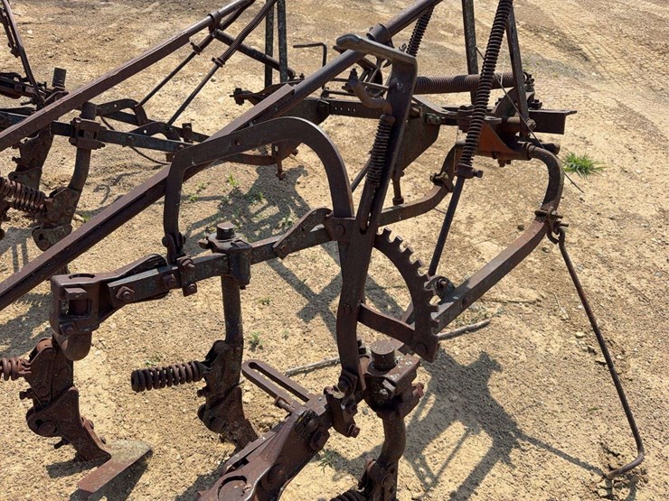 international-harvester-221-mounted-cultivator-image-5