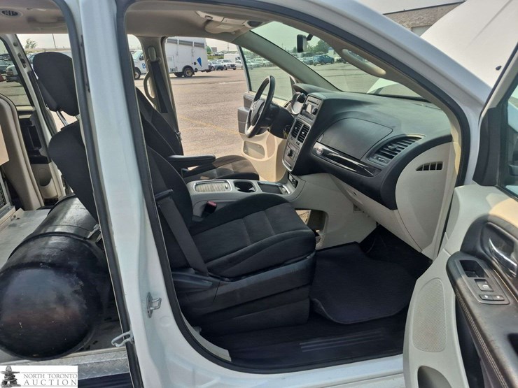 2017-dodge-grand-caravan-crew-image-26